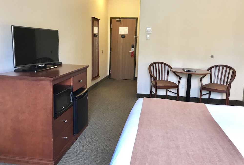 Standard Room, 1 King Bed, Non Smoking - Photo 4