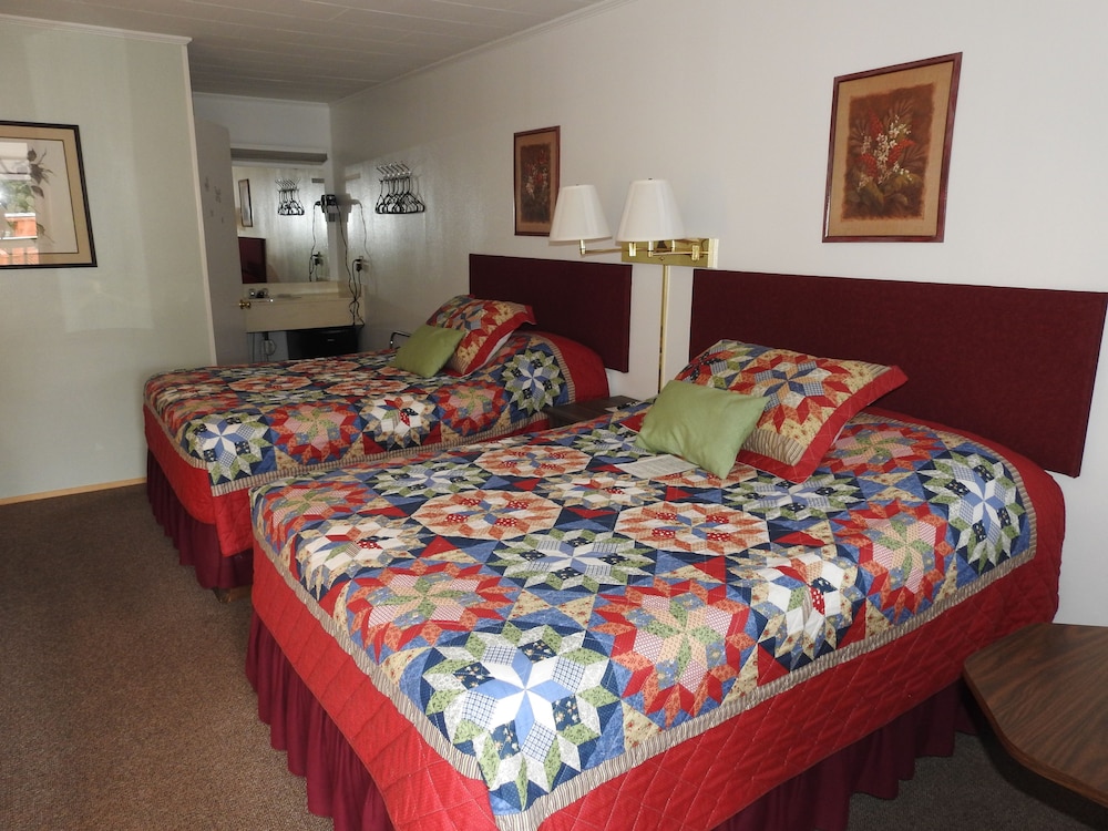 Basic Room, 2 Full size Beds, Refrigerator, Upstairs Front photo 2