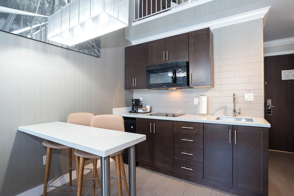 Loft, 1 King Bed with Sofa bed, Kitchenette (Loft Suite) photo 3