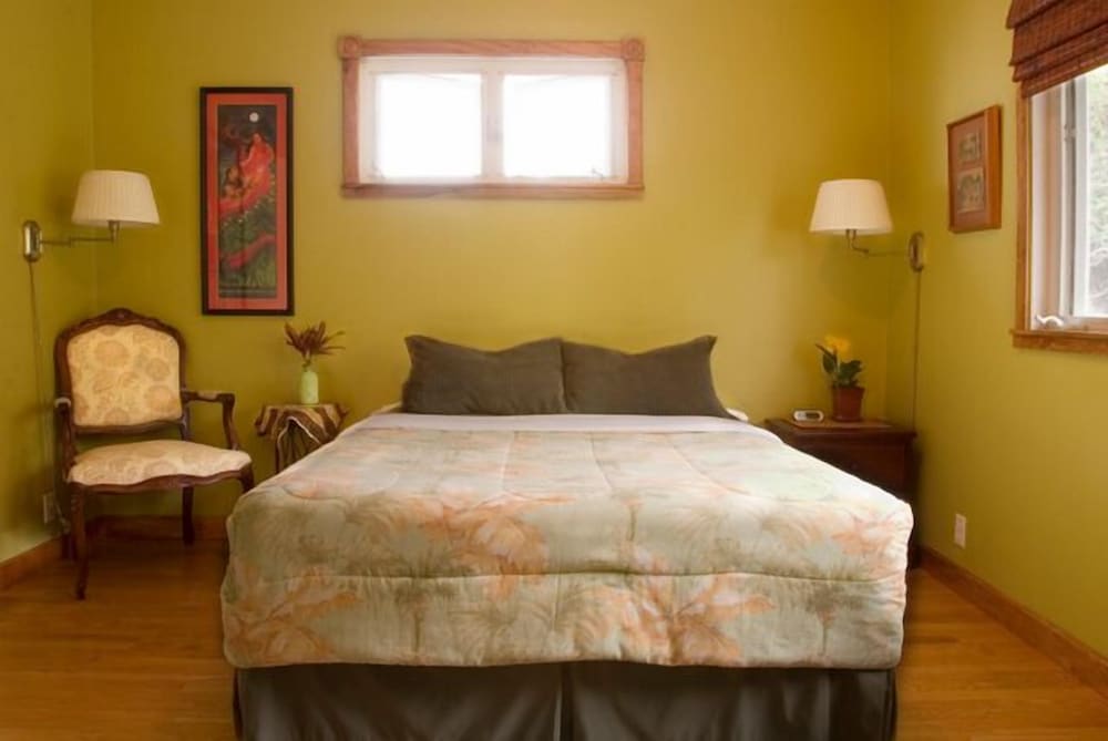 Standard Room, 1 Queen Bed (Private half bath with outdoor garden shower) photo 3