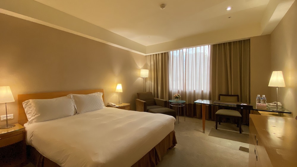 Monarch Room (Queen Bed)(6F-10F) photo 2