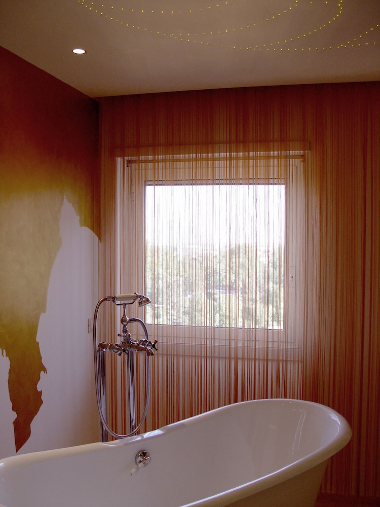 Premium Suite, 1 King Bed photo 2