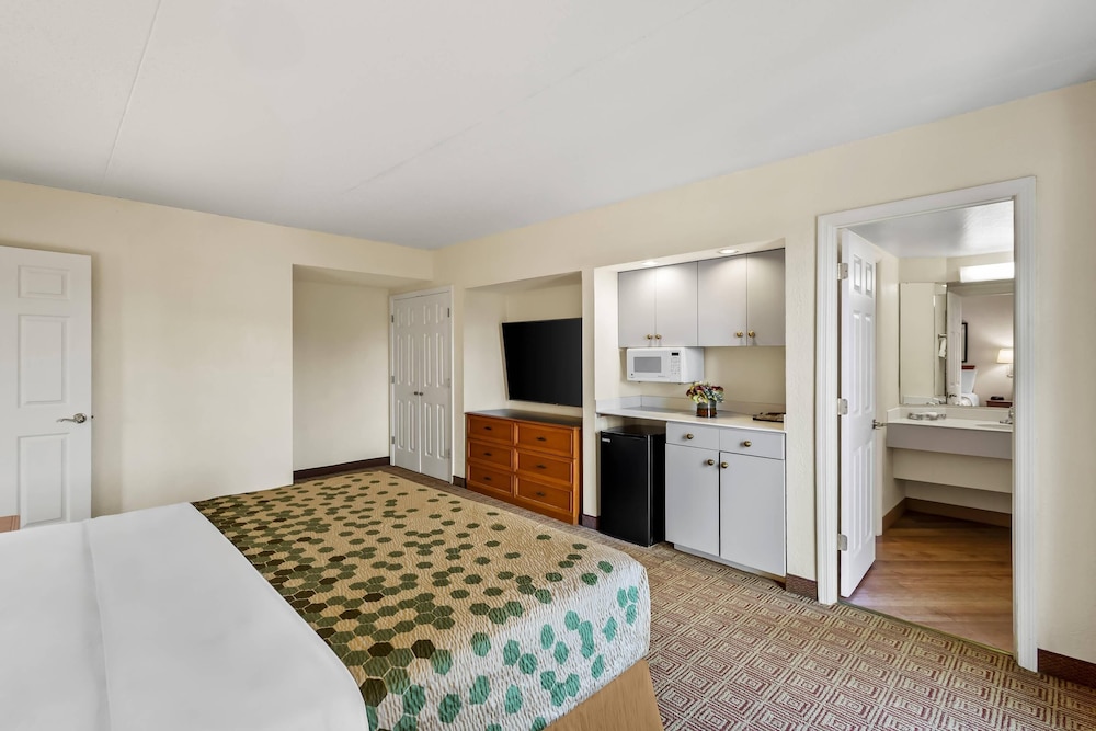 Suite, 1 King Bed with Sofa bed, Non Smoking - Photo 3