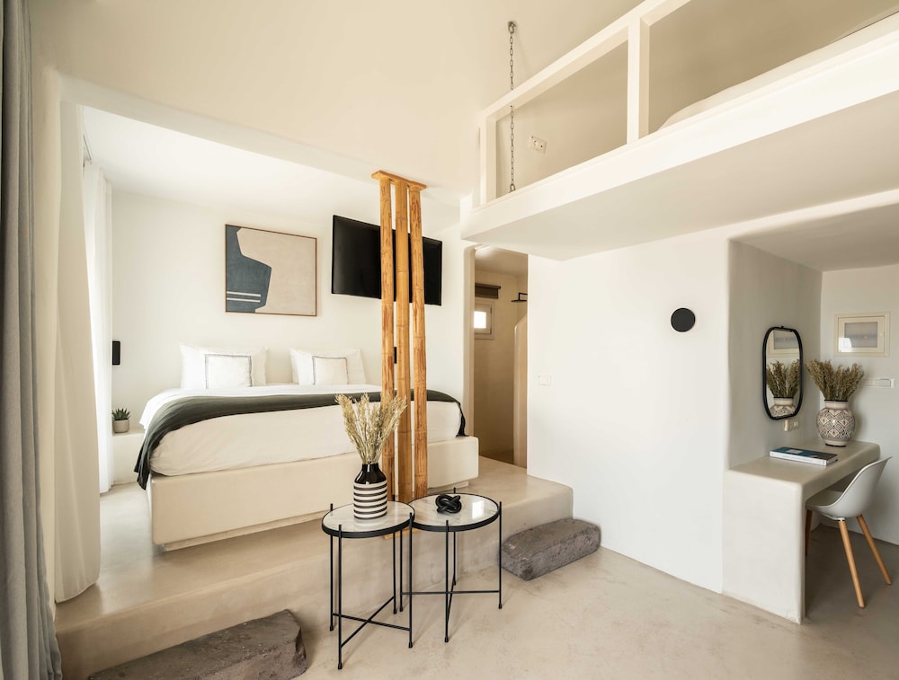 Premium Room Caldera View with Outdoor Mini Plunge Pool Quadruple