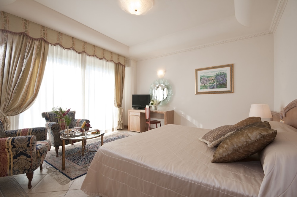 Deluxe Double Room - Photo 10