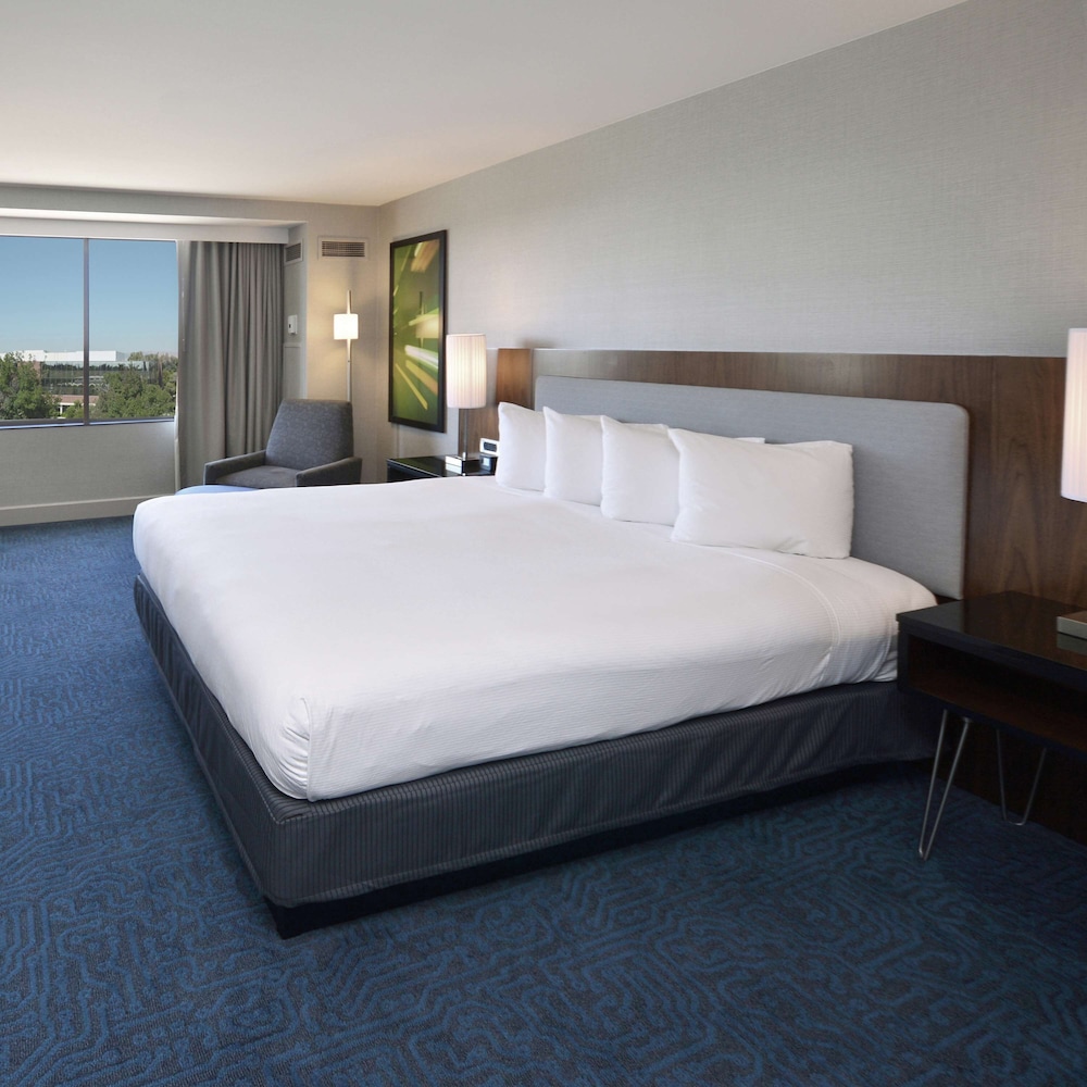 Room, 1 King Bed (Tower Room) - Photo 3