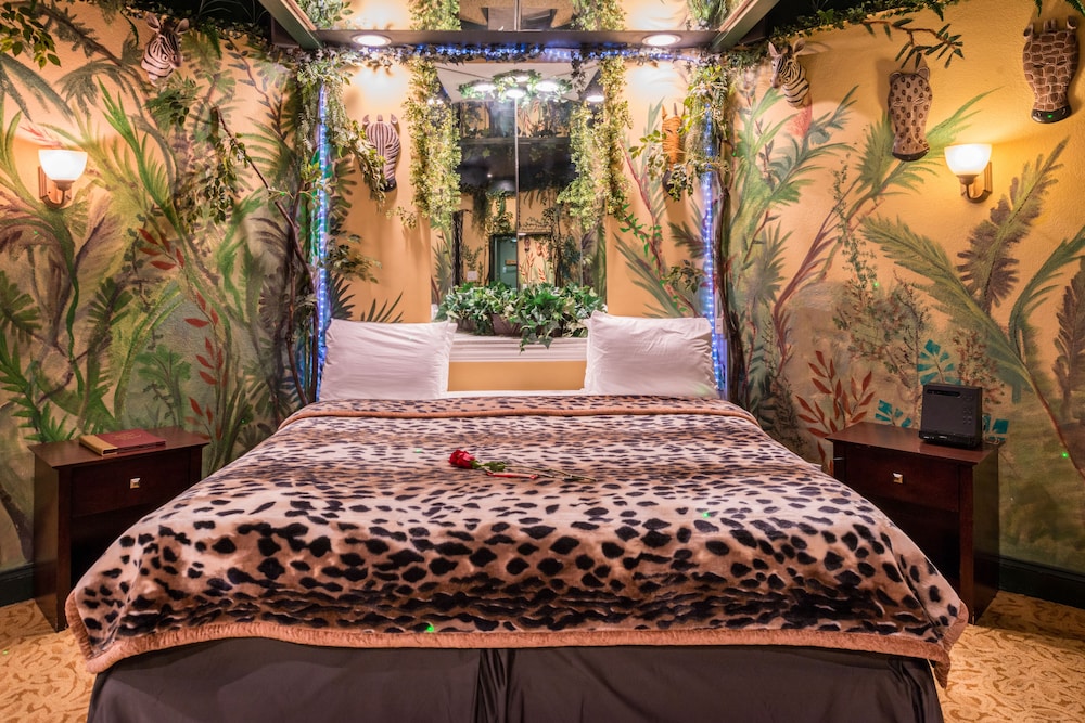 Jungle Theme Suite with Jetted Tub & Fireplace (Featured on Travel Channel in 2016) - Photo 6