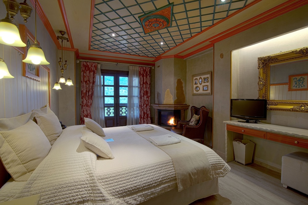 Deluxe Double Room, Fireplace, Mountain View photo 2