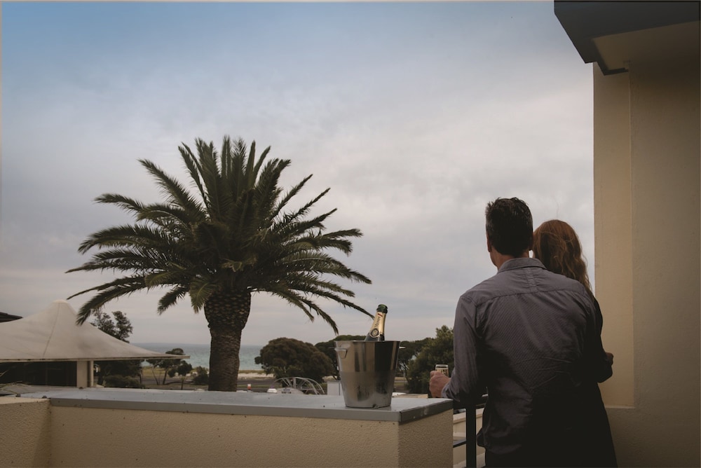 Beachfront King Suite - Photo 4
