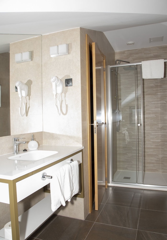 Classic Double or Twin Room, Private Bathroom - Photo 6