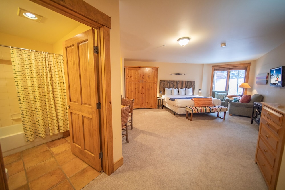 Deluxe Condo, 2 Bedrooms, Balcony, Pool View (Springs 8838) photo 1