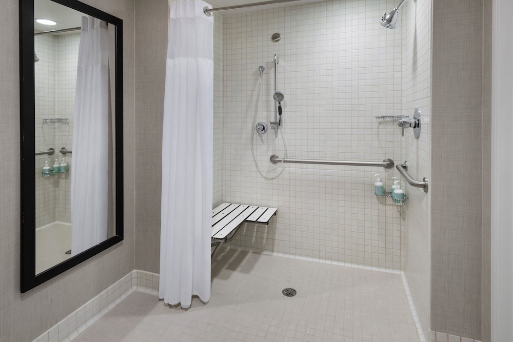 Suite, 1 Bedroom, Corner - Photo 8