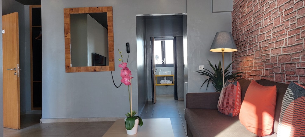 Executive Suite - Photo 10