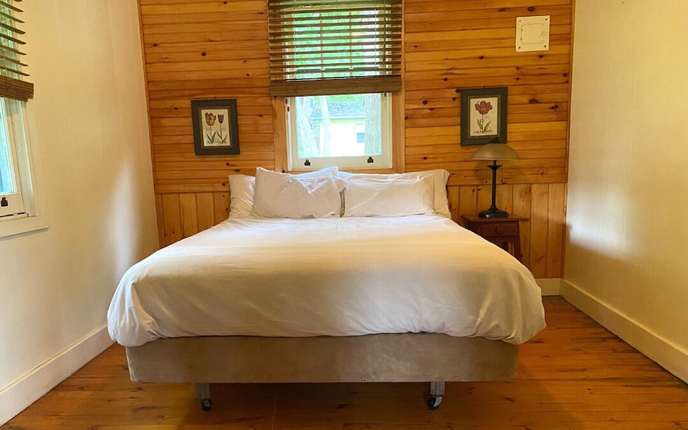 Lakeside Cottage photo 2