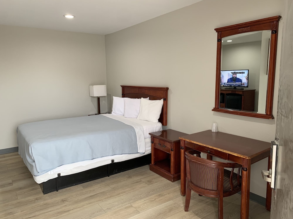 Standard Room, 1 Queen Bed - Photo 3