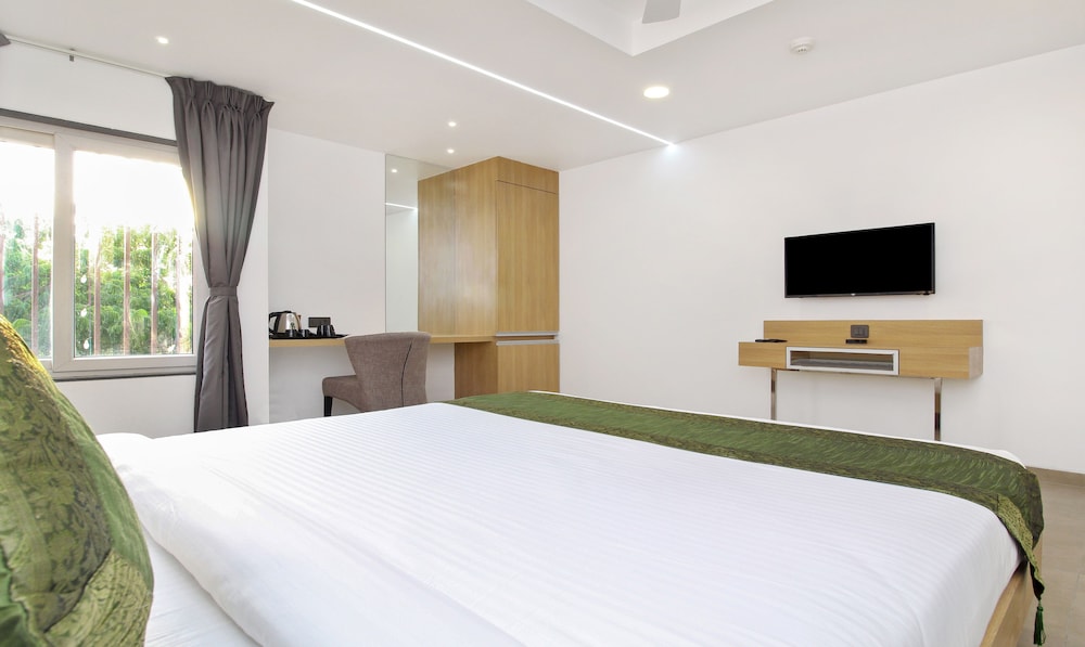 Deluxe Room, Multiple Beds - Photo 6