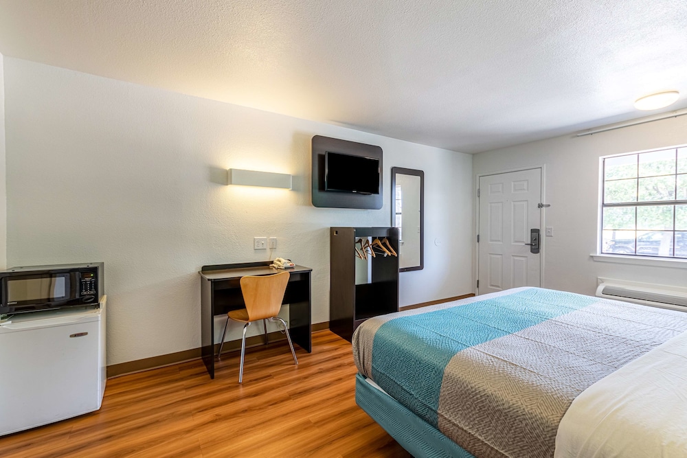 Deluxe Room, 1 Queen Bed, Non Smoking, Refrigerator & Microwave photo 2