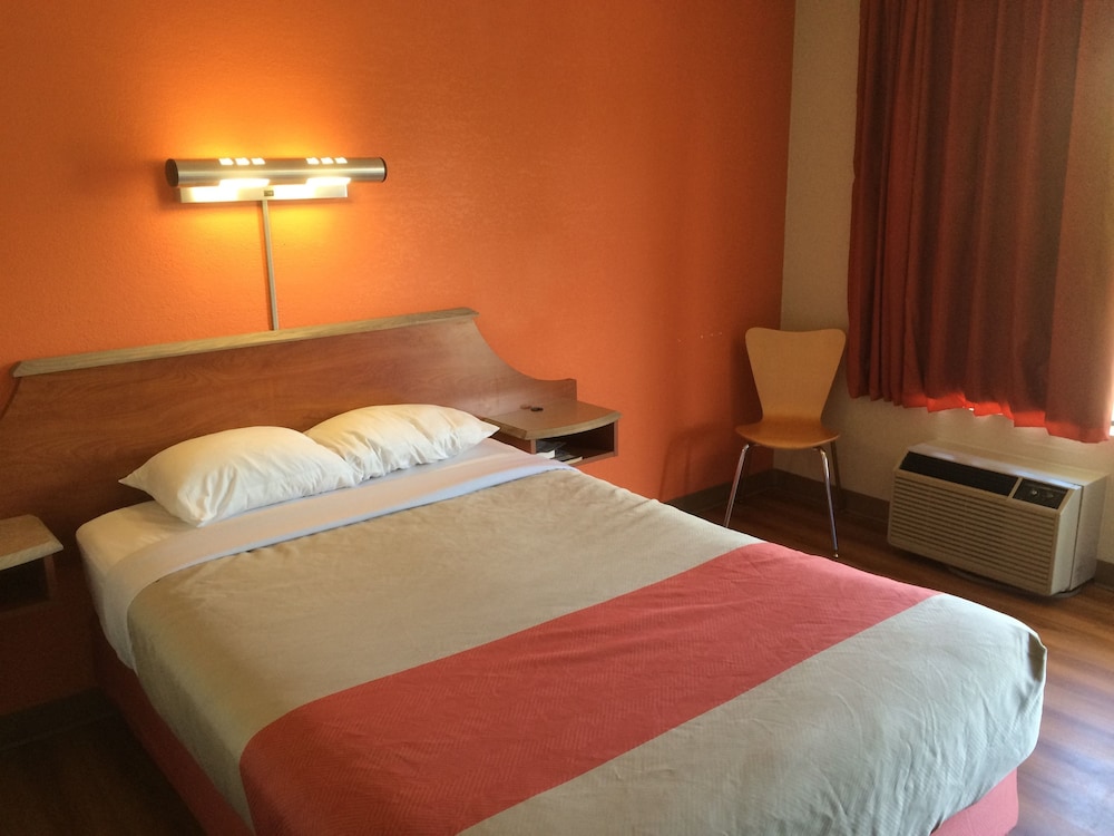 Deluxe Room, 1 Double Bed, Non Smoking, Refrigerator & Microwave - Photo 3