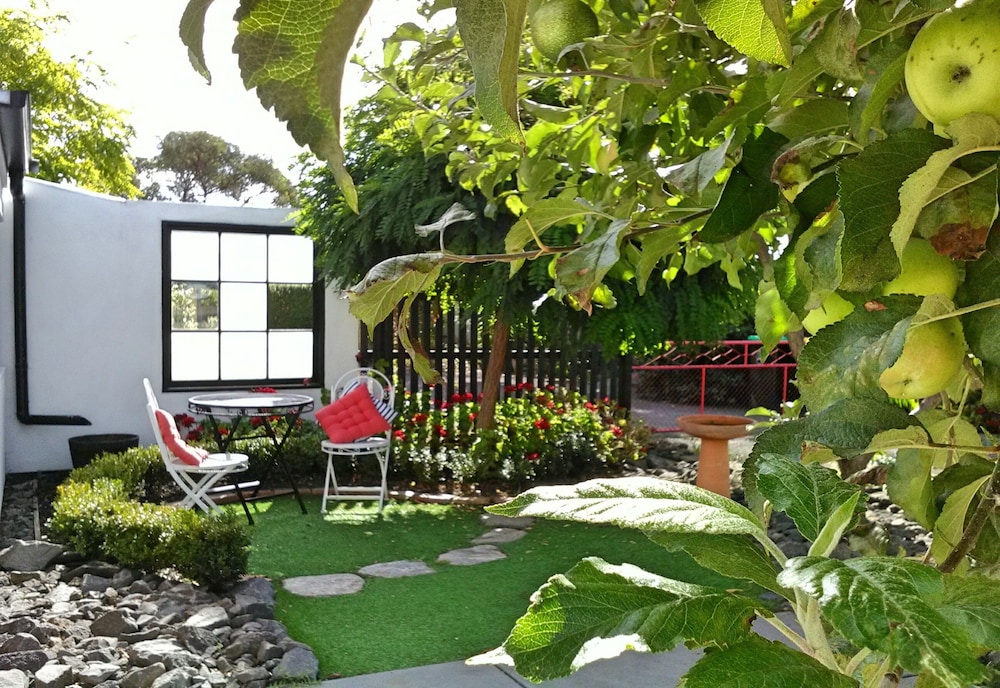 Design Cottage, 1 Double Bed, Kitchenette, Courtyard Area photo 2