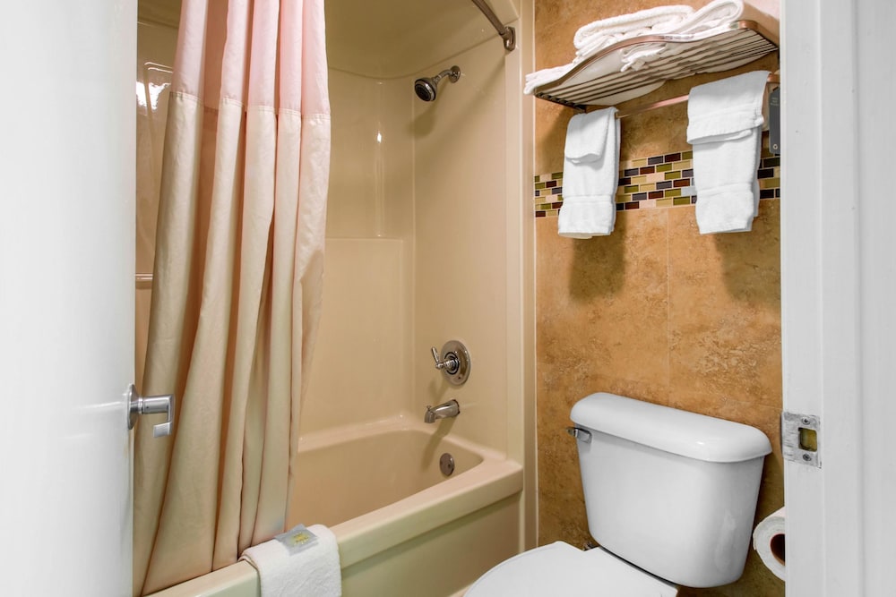 Standard Room, 2 Queen Beds, Non Smoking (Top Floor) photo 2