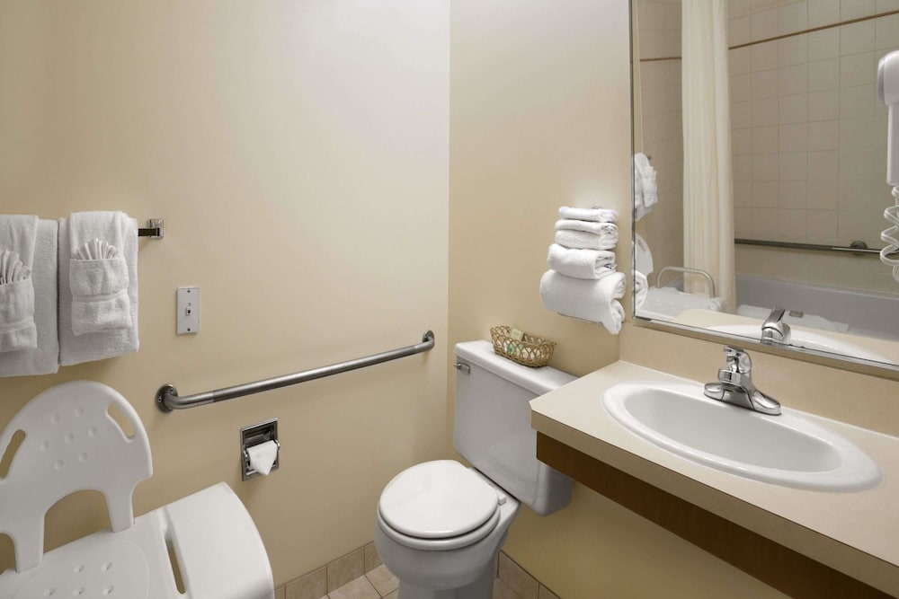 Room, 1 Queen Bed, Accessible, Non Smoking (Accessible) - Photo 3