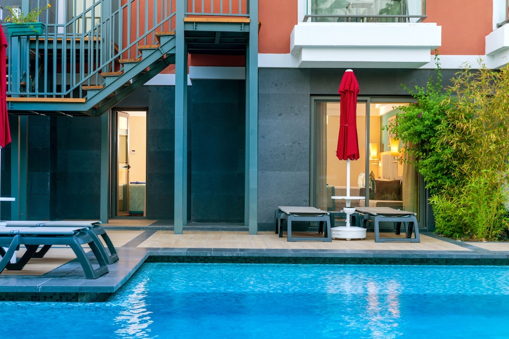 Deluxe Suite, Poolside photo 2