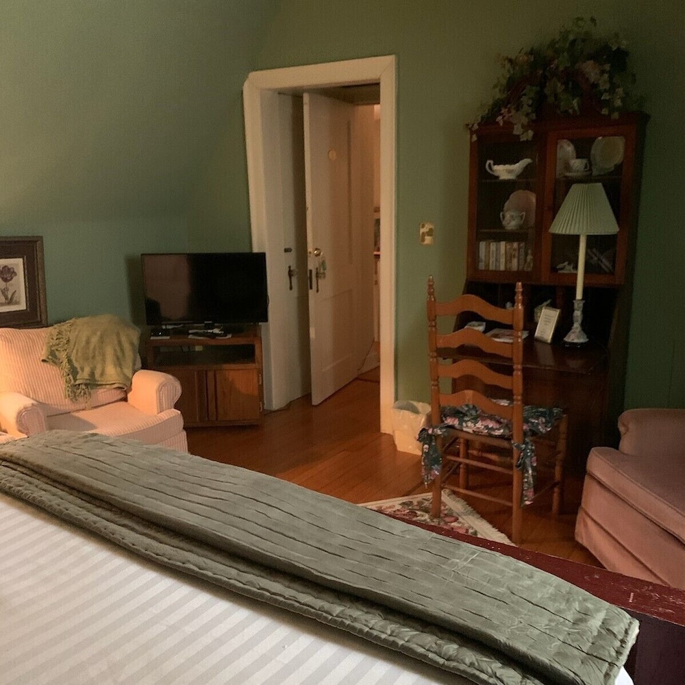 Standard Room, 1 Queen Bed (Pet Friendly) photo 2