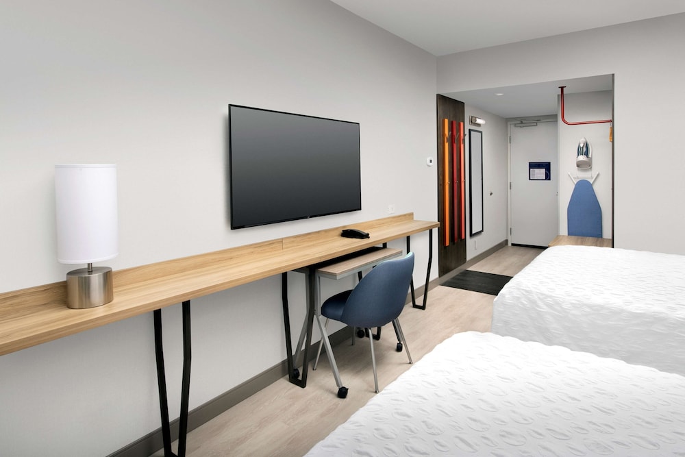Room, 2 Queen Beds, Accessible, Bathtub photo 2