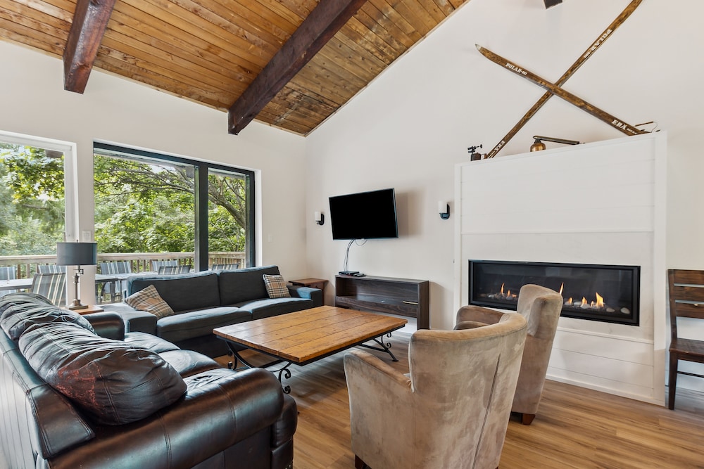 Classic Chalet, 4 Bedrooms (BV 9 -Tyrolean Chalet, No Pool Access) photo 1
