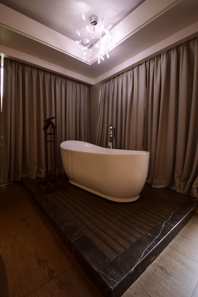 Honeymoon Suite photo 3