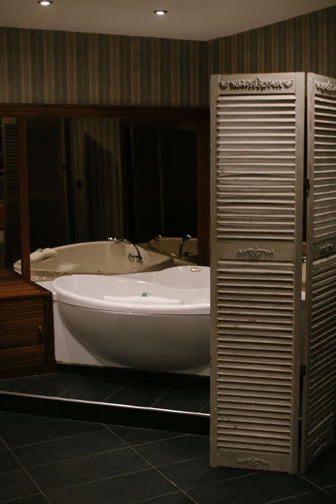 Luxury Double Room, Jetted Tub - Photo 5