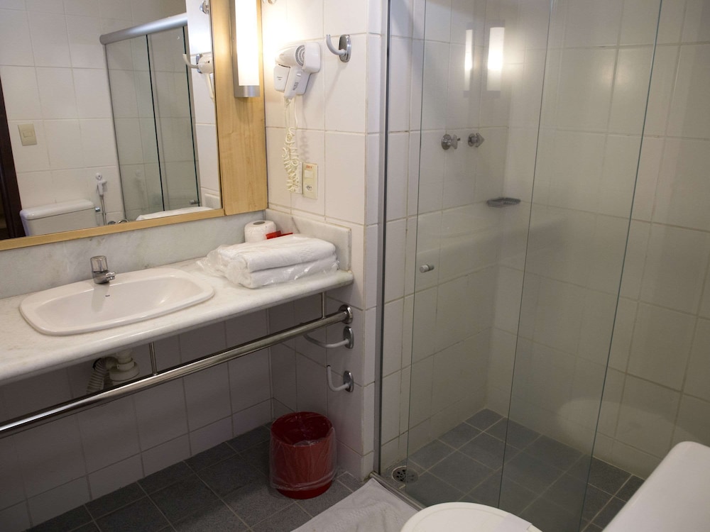 Standard Room, Multiple Beds - Photo 7