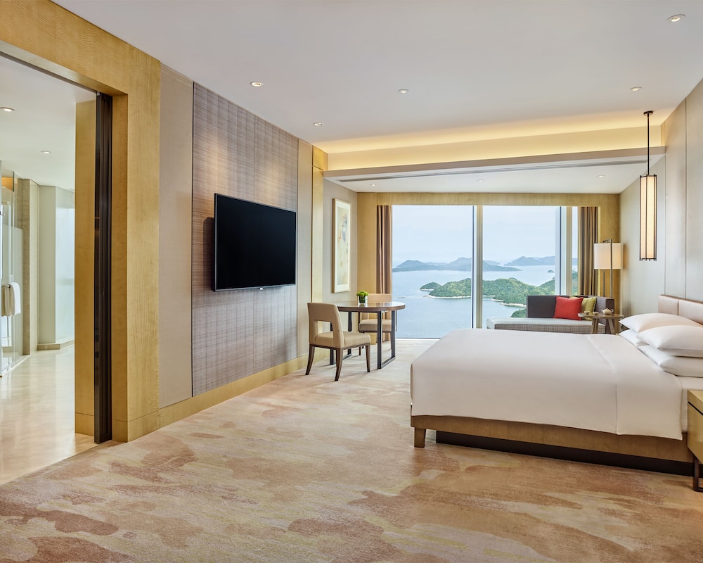 Deluxe Room, 1 King Bed, Ocean View