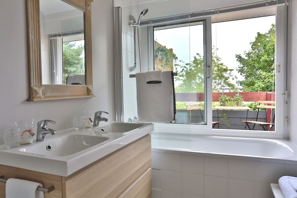 Suite, Private Bathroom, Sea View (Petit et Grand Huernic) photo 2