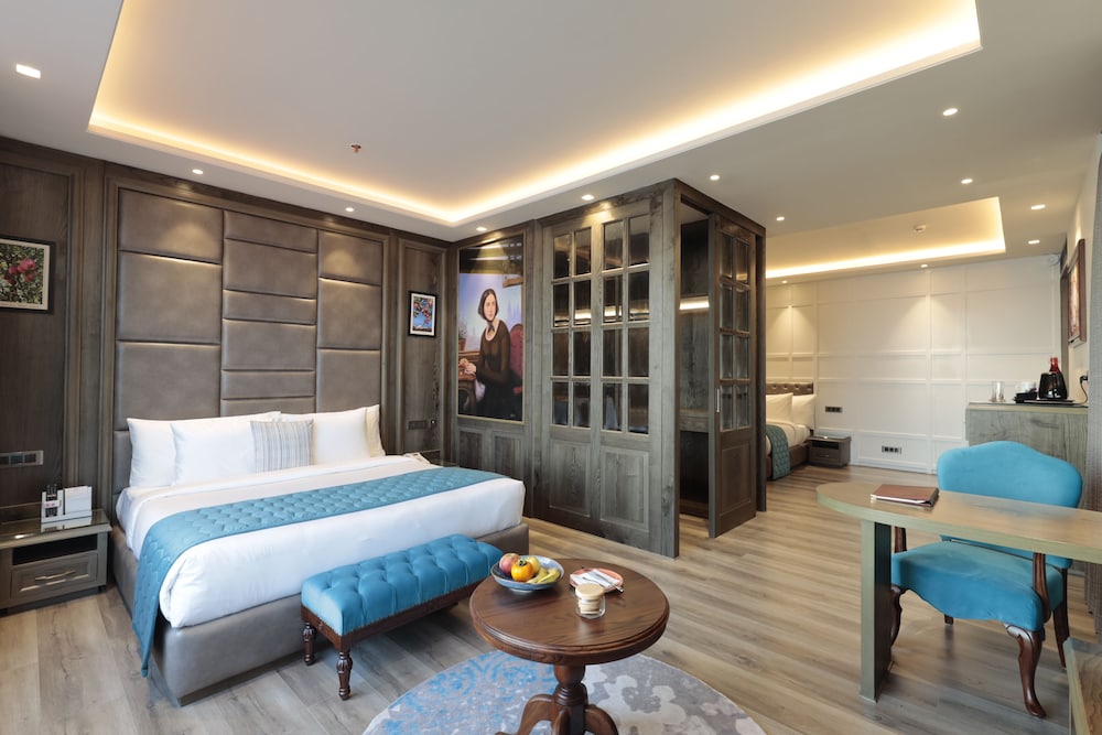 Suite, 1 King Bed, Mountain View