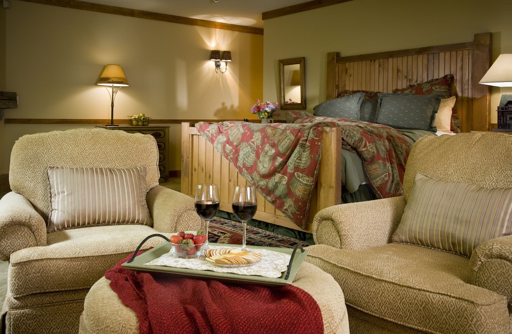 Standard Suite, Multiple Beds, Fireplace photo 2
