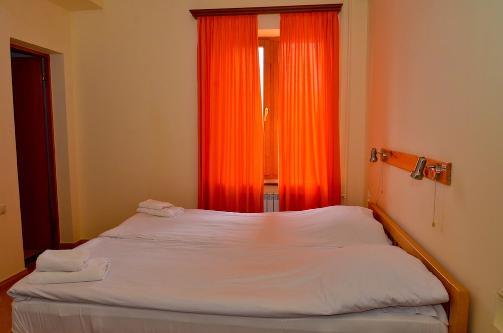 Classic Double or Twin Room, 1 Bedroom, Non Smoking, Mountain View
