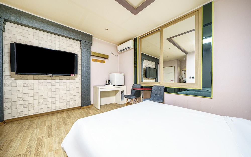 Room (Twin) - Photo 5
