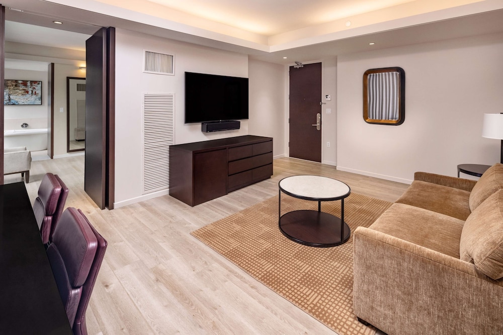 Penthouse, 1 King Bed with Sofa bed (1 Bedroom, Floors 25-26) thumbnail 5