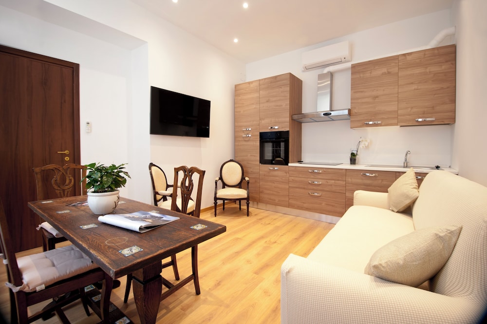 Suite, Room 1 - Photo 1