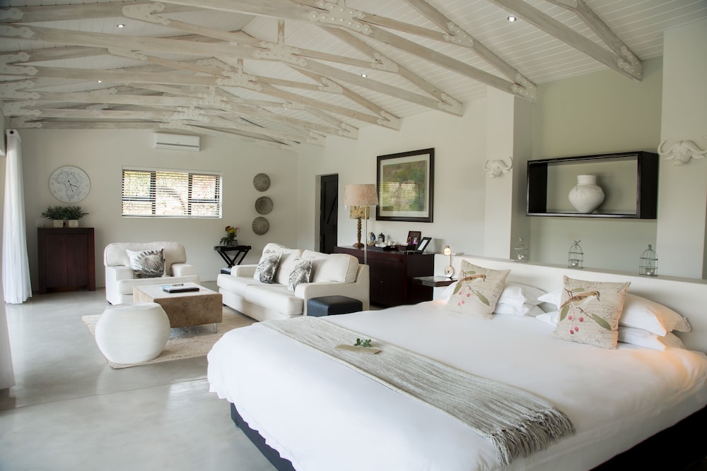 Buffalo Private Suite with Swimming Pool photo 2