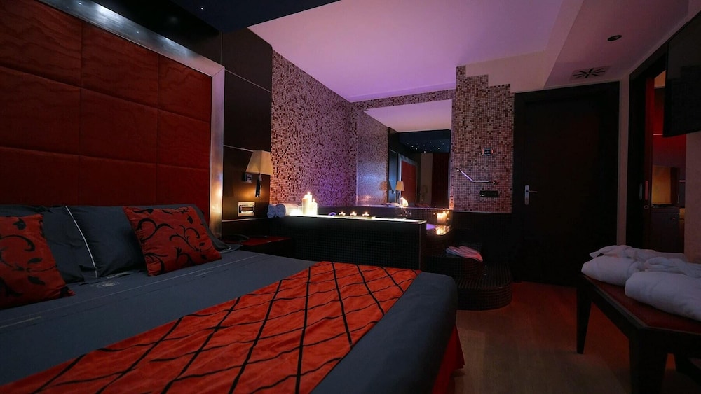Suite, Hot Tub - Photo 2