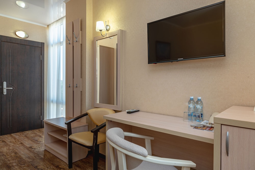 Junior Triple Room, Non Smoking, Courtyard View photo 2