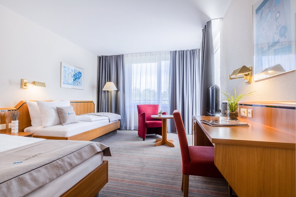 Comfort Triple Room, 1 King Bed With Sofa Bed photo 3
