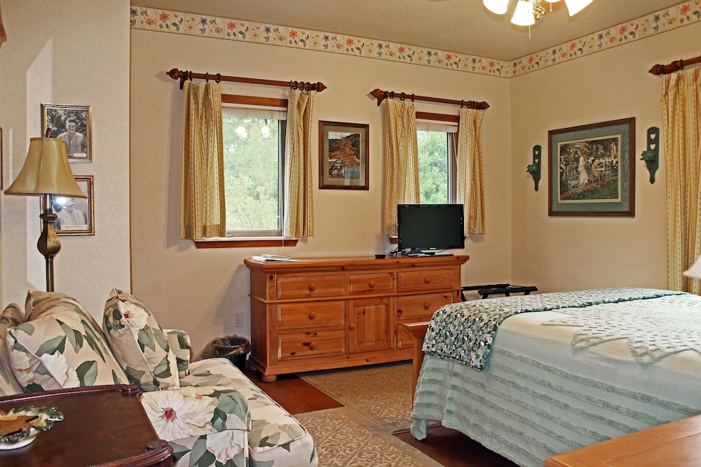 Signature Room, 1 Queen Bed, Patio, Hill View (Angellique)