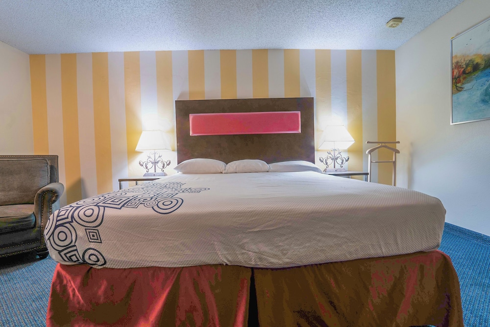 Deluxe Suite, 1 King Bed, Poolside photo 3
