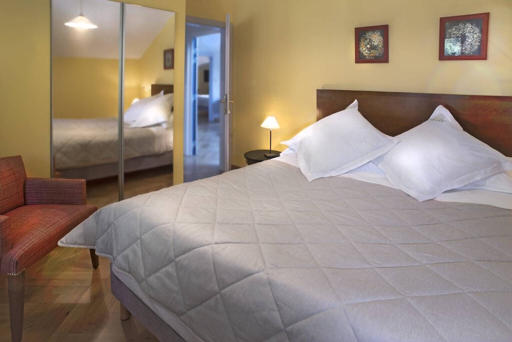 Luxury Apartment, 2 Bedrooms, Lake View photo 2