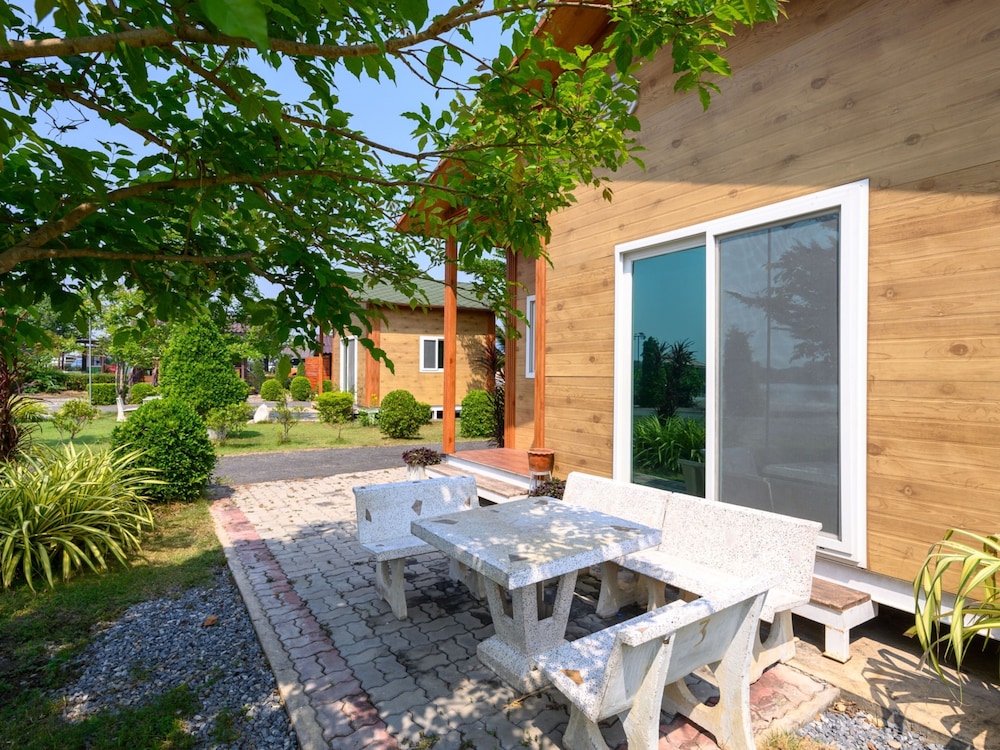 Cottage Room - Photo 17
