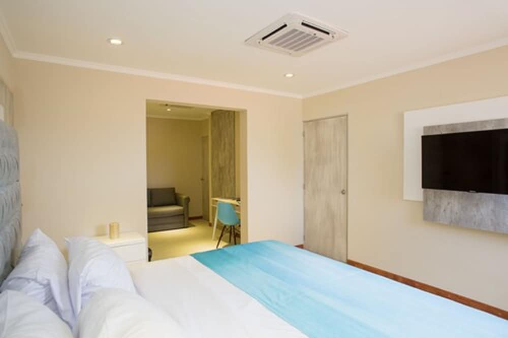 Senior Triple Room, 1 King Bed