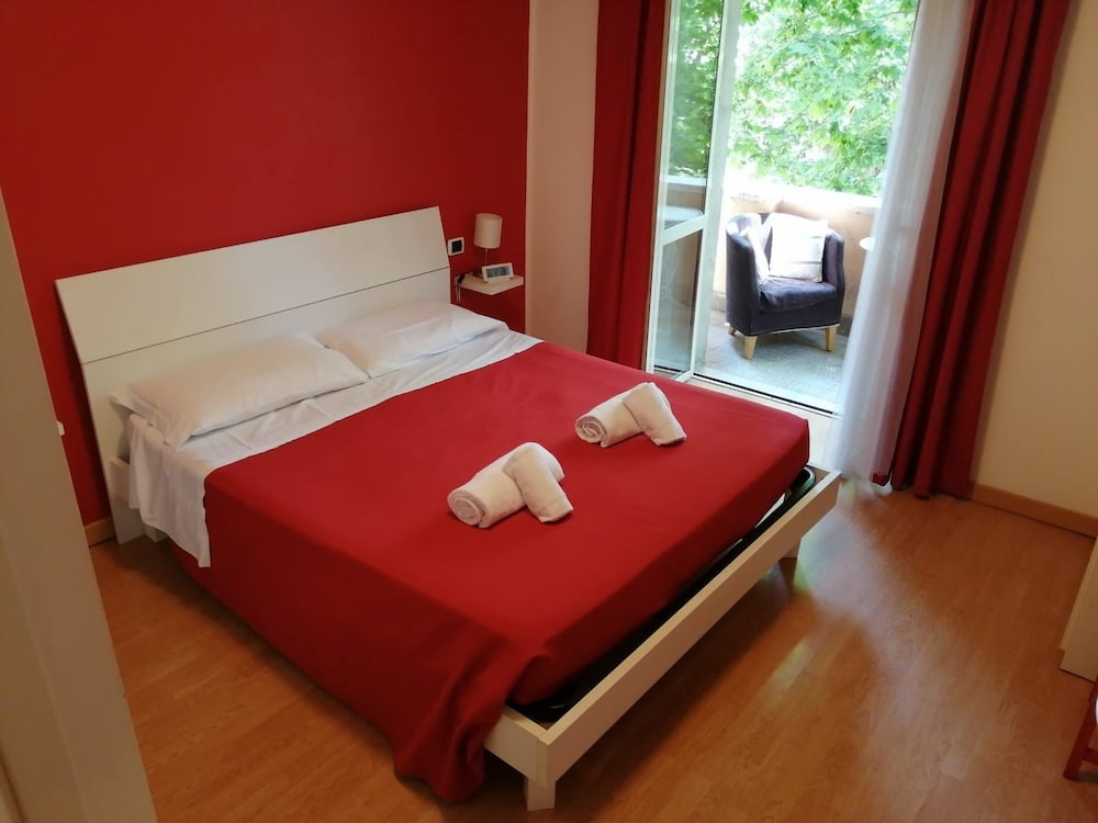 Double Room (Red) photo 2